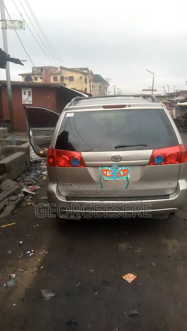Toyota Sienna 2006 Gold