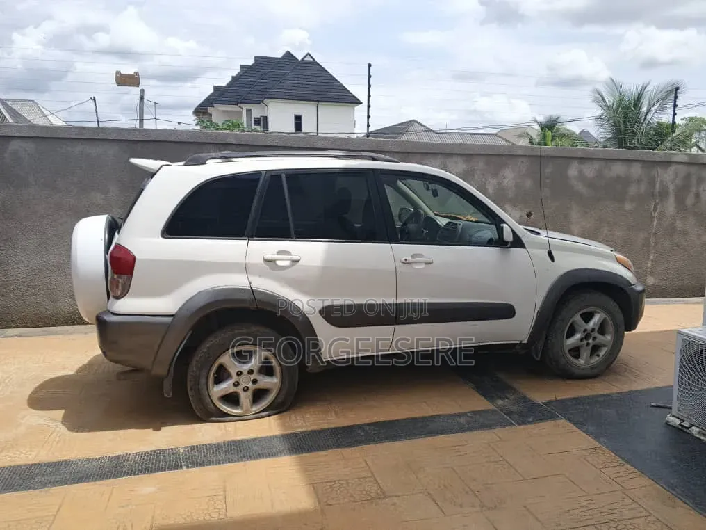 Toyota RAV4 2001 White