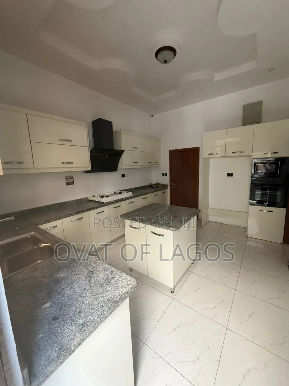 5bdrm House in Chevron for sale