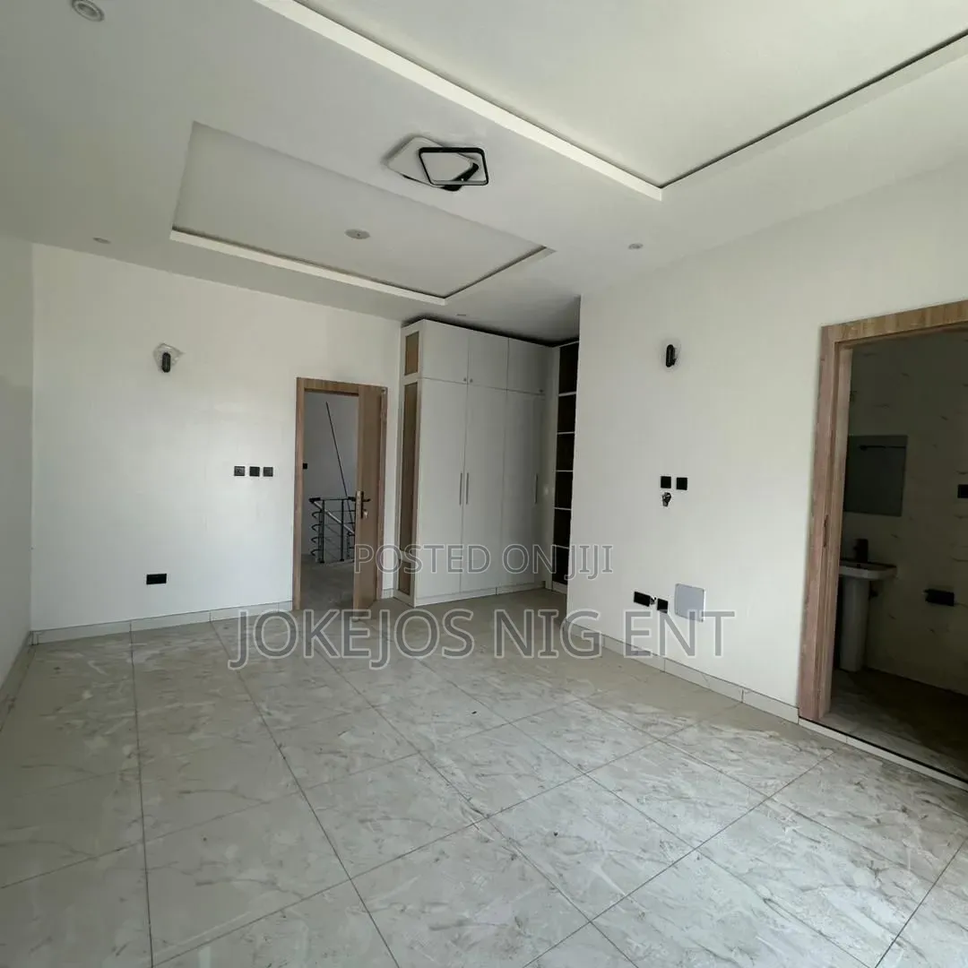 4bdrm Townhouse/Terrace in Chevron Toll Gate for sale