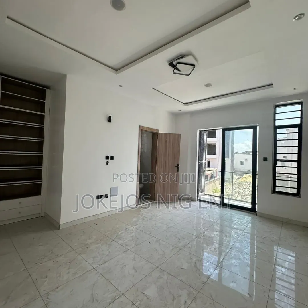 4bdrm Townhouse/Terrace in Chevron Toll Gate for sale