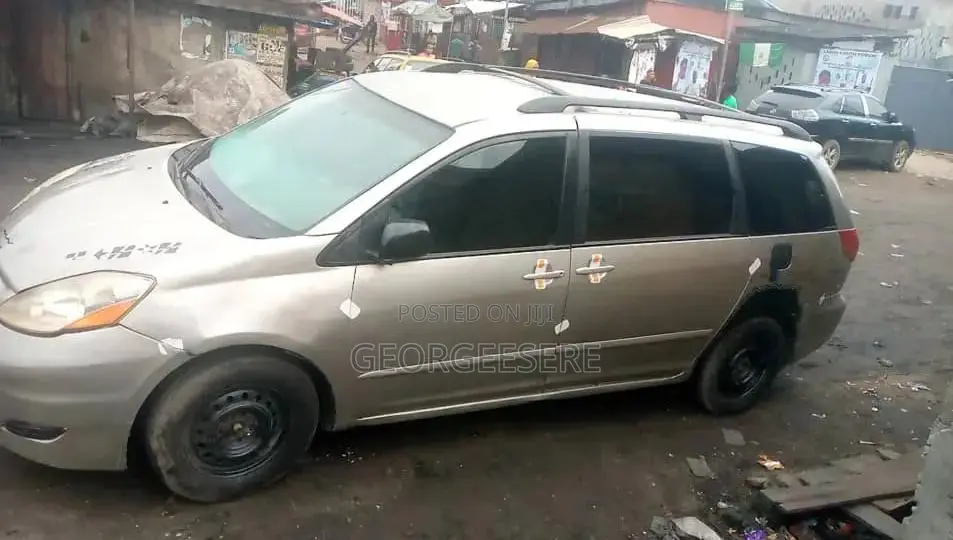 Toyota Sienna 2006 Gold