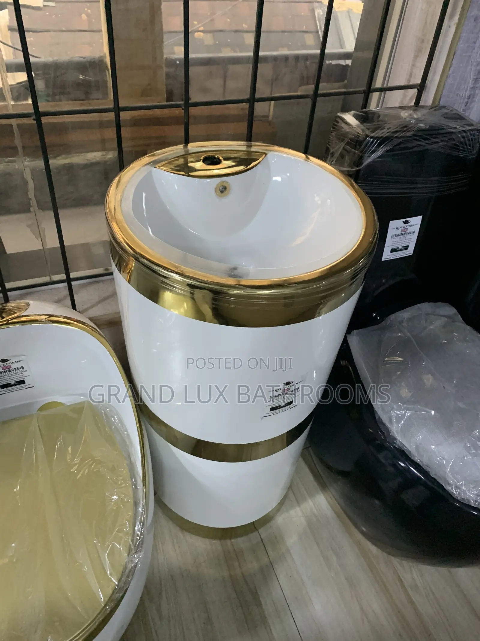 Luxury White Gold Water Closet and Freestanding Washing Hand Basin