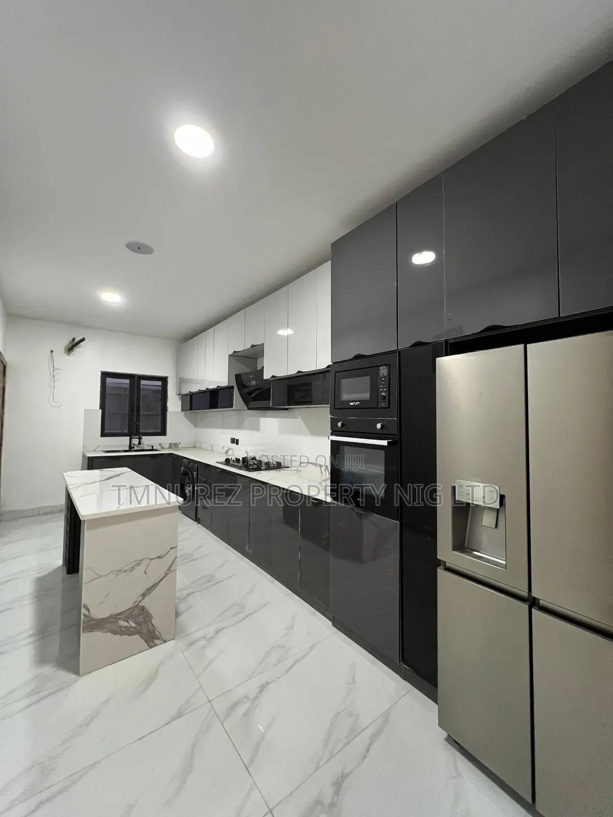 3bdrm Apartment in Lekki Phase 1 for sale