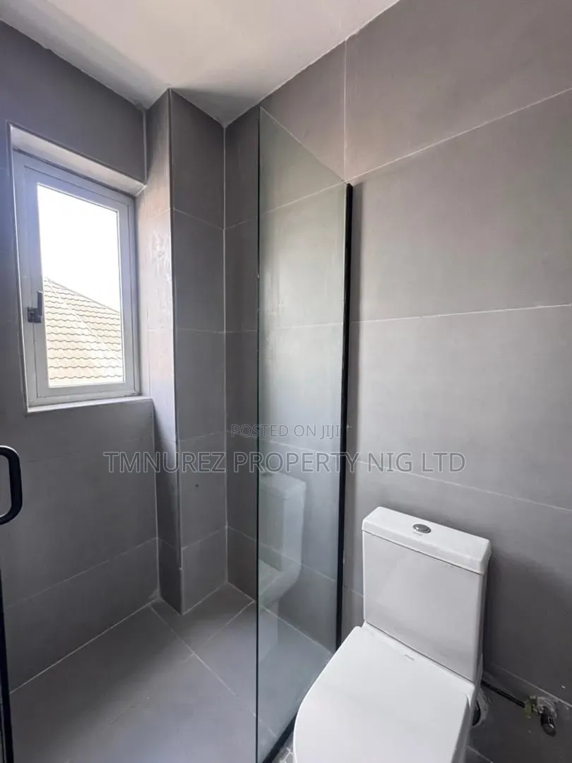 2bdrm Apartment in Lekki Phase 1 for rent