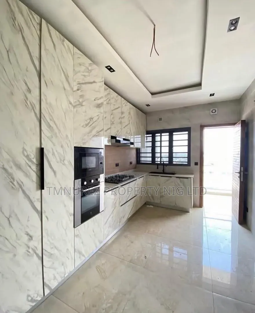 3bdrm Apartment in Lekki Phase 1 for rent