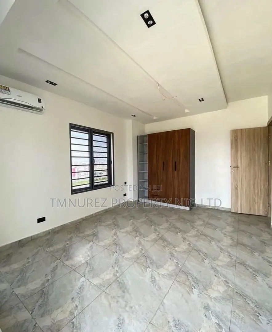 3bdrm Apartment in Lekki Phase 1 for rent