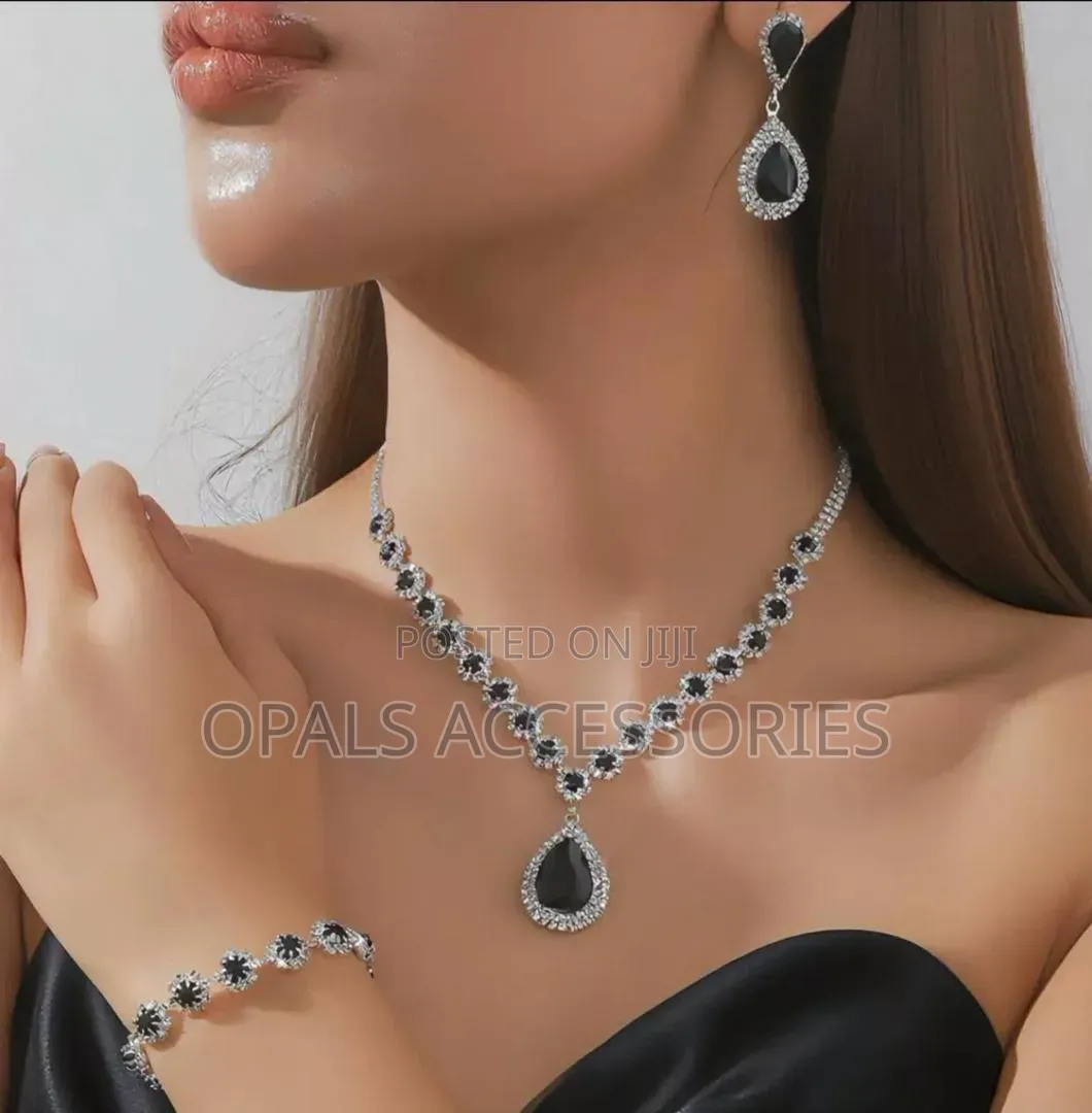 Luxurious Teardrop Crystal Flower Wedding Jewelry 4-Piece Set
