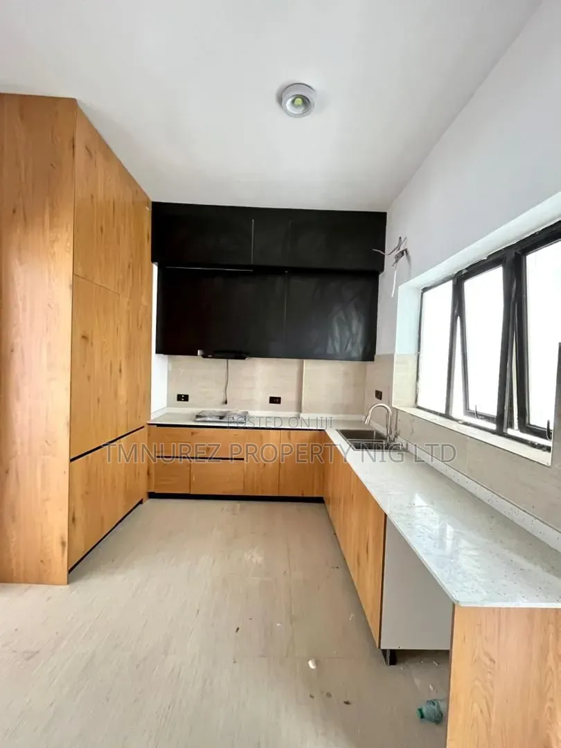 3bdrm Apartment in Lekki Phase 1 for sale