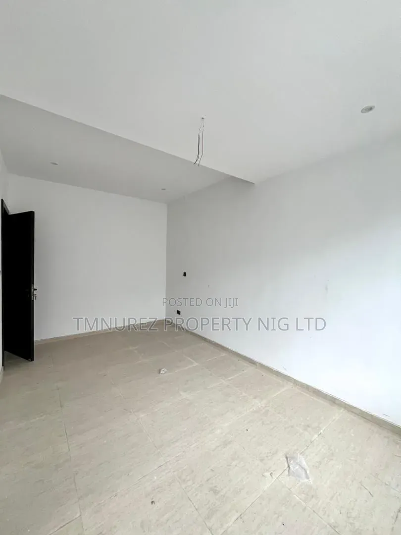 3bdrm Apartment in Lekki Phase 1 for sale