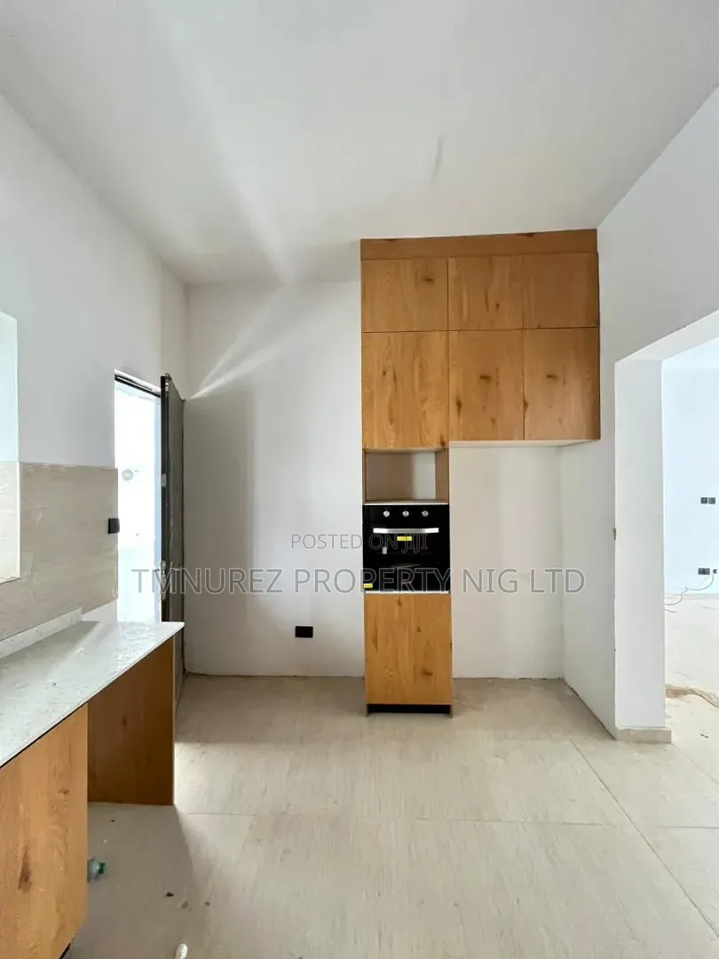 3bdrm Apartment in Lekki Phase 1 for sale