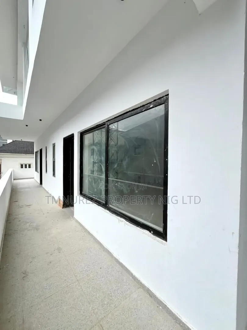 3bdrm Apartment in Lekki Phase 1 for sale