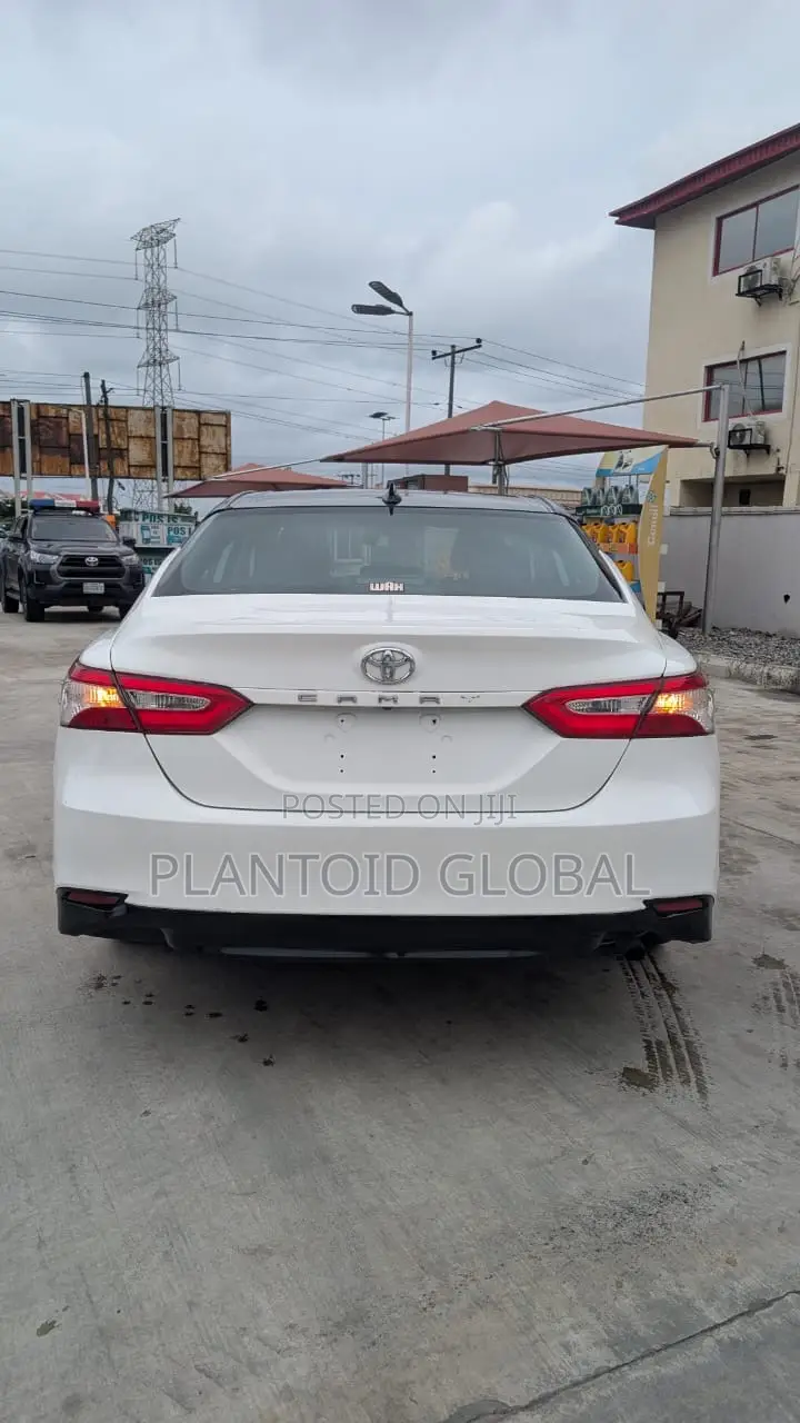 Toyota Camry SE FWD (2.5L 4cyl 8AM) 2018 White