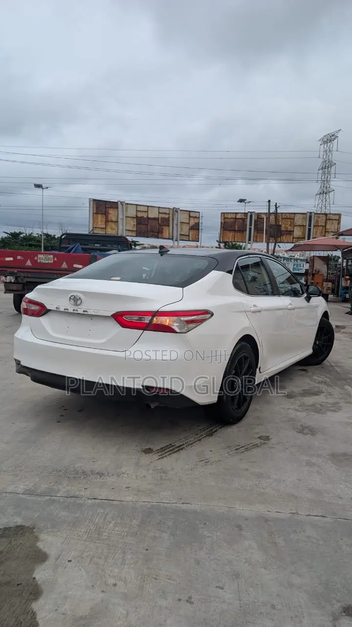 Toyota Camry SE FWD (2.5L 4cyl 8AM) 2018 White