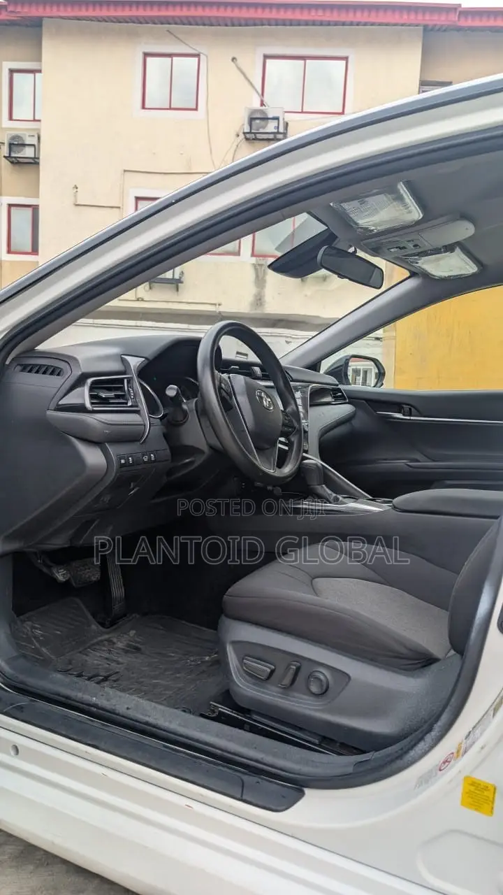 Toyota Camry SE FWD (2.5L 4cyl 8AM) 2018 White