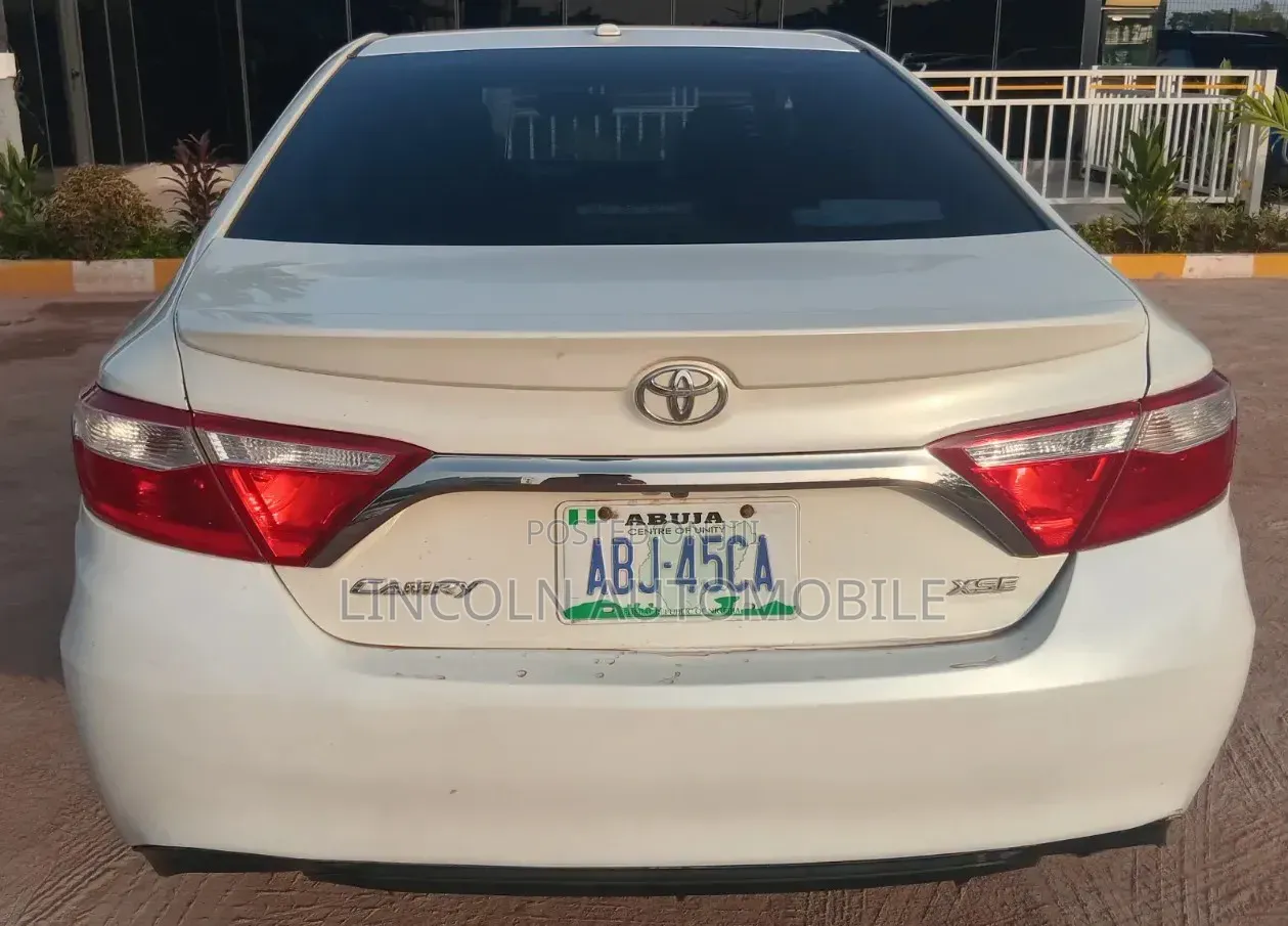 Toyota Camry XSE 4dr Sedan (2.5L 4cyl 6A) 2017 Off white