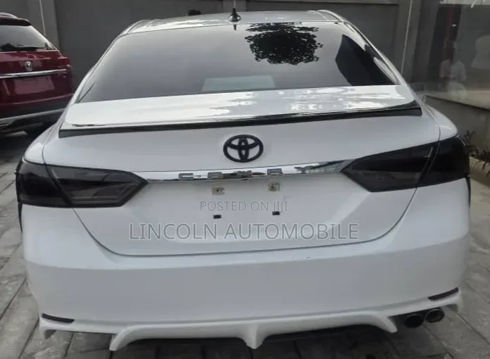 Toyota Camry SE Nightshade FWD 2020 Off white