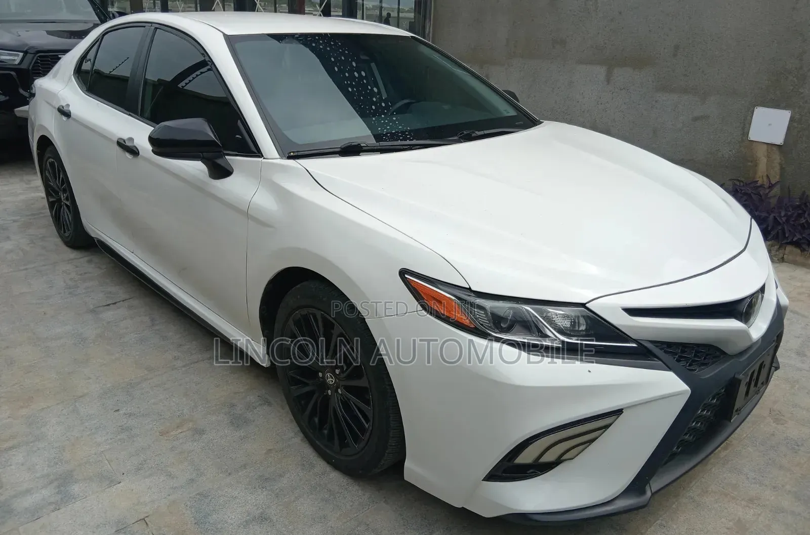 Toyota Camry SE Nightshade FWD 2020 Off white