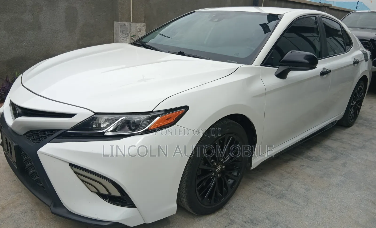 Toyota Camry SE Nightshade FWD 2020 Off white