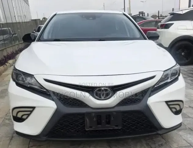 Toyota Camry SE Nightshade FWD 2020 Off white