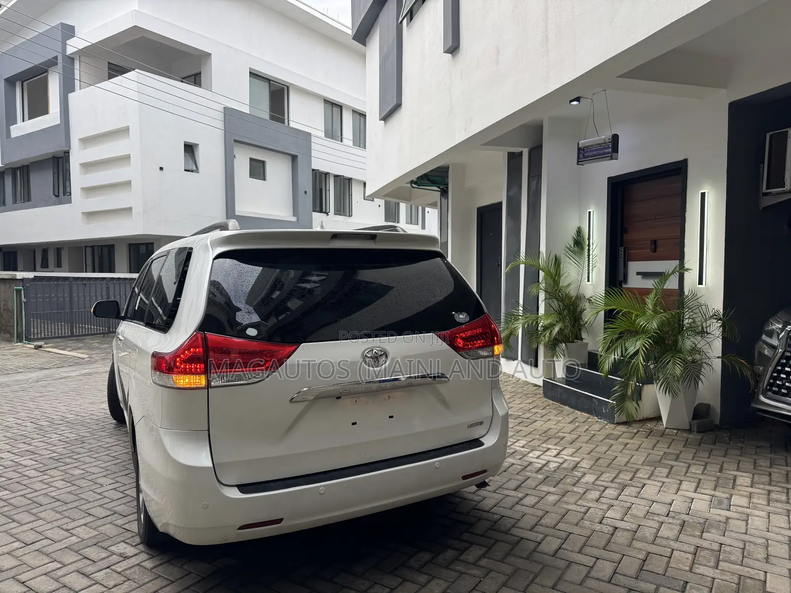Toyota Sienna Limited AWD 7-Passenger 2013 White