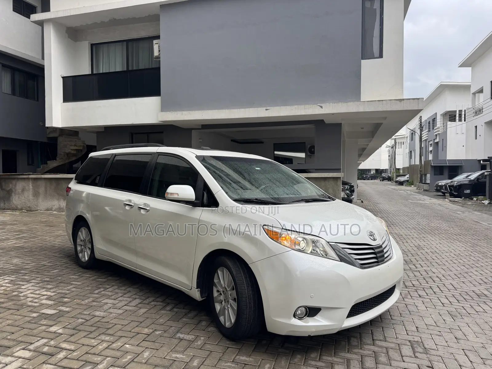 Toyota Sienna Limited AWD 7-Passenger 2013 White