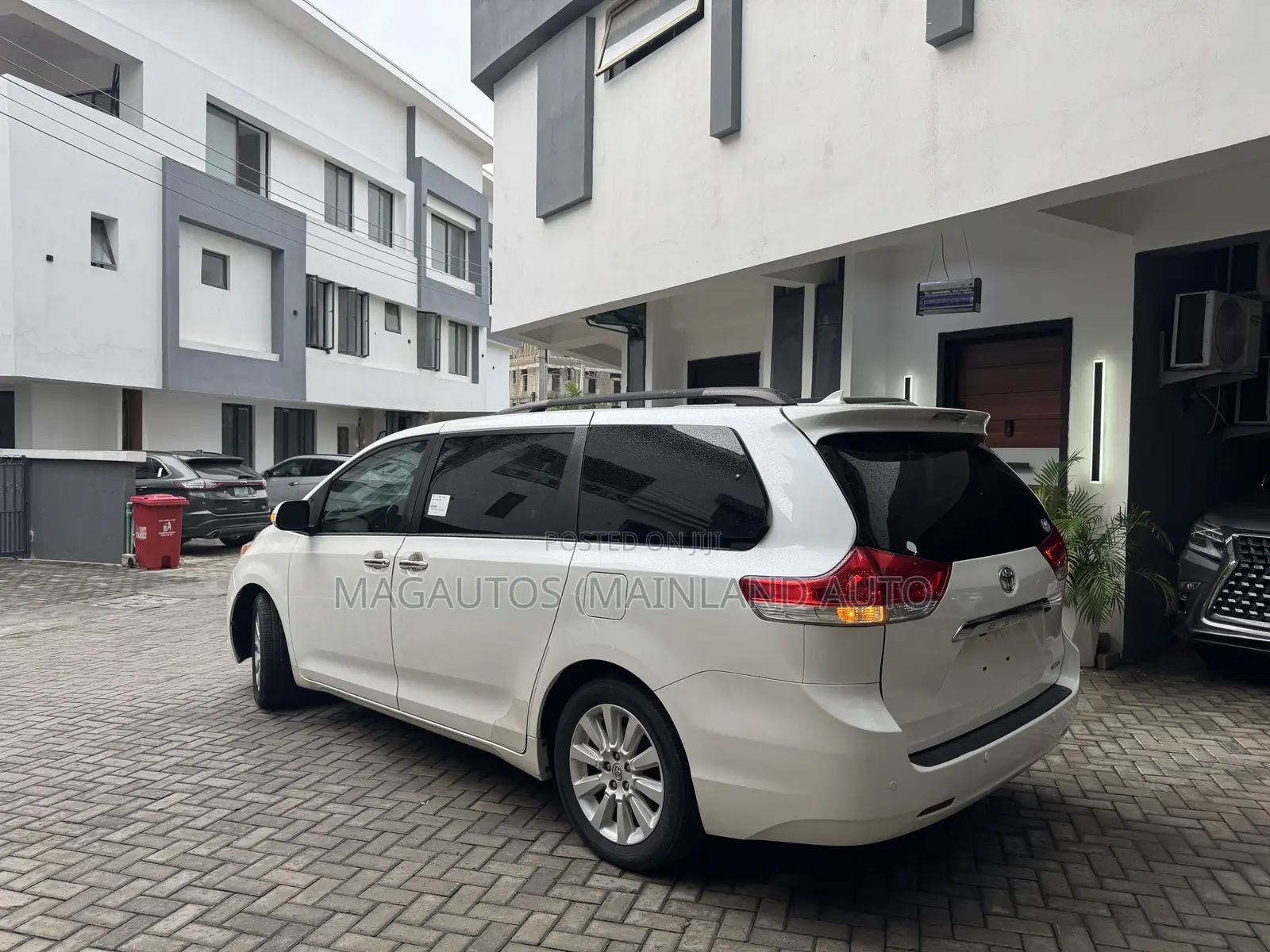 Toyota Sienna Limited AWD 7-Passenger 2013 White