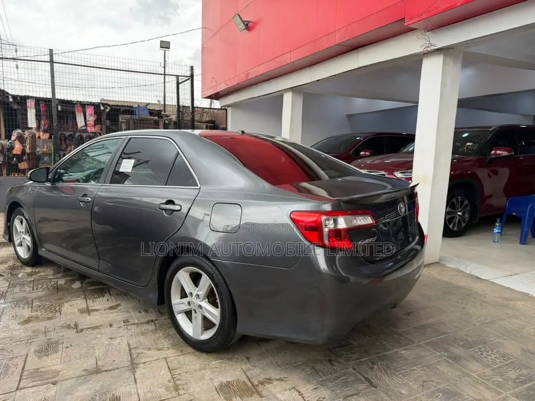 Toyota Camry SE 4dr Sedan (2.5L 4cyl 6A) 2012 Gray