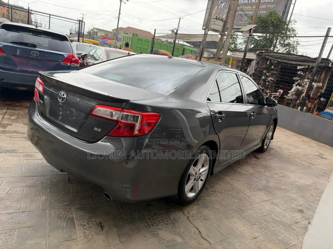 Toyota Camry SE 4dr Sedan (2.5L 4cyl 6A) 2012 Gray