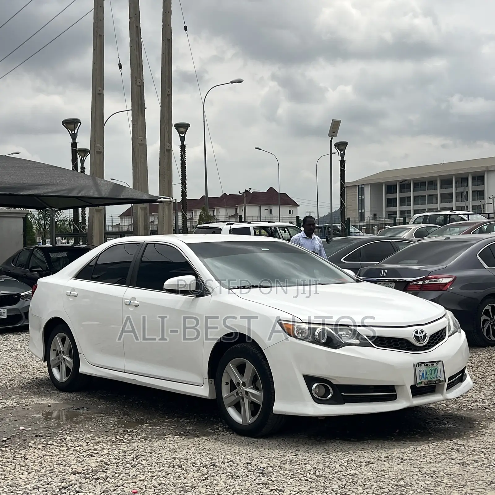 Toyota Camry SE 4dr Sedan (2.5L 4cyl 6A) 2013 White