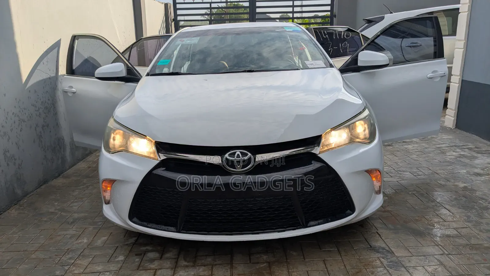 Toyota Camry SE 4dr Sedan (2.5L 4cyl 6A) 2016 White