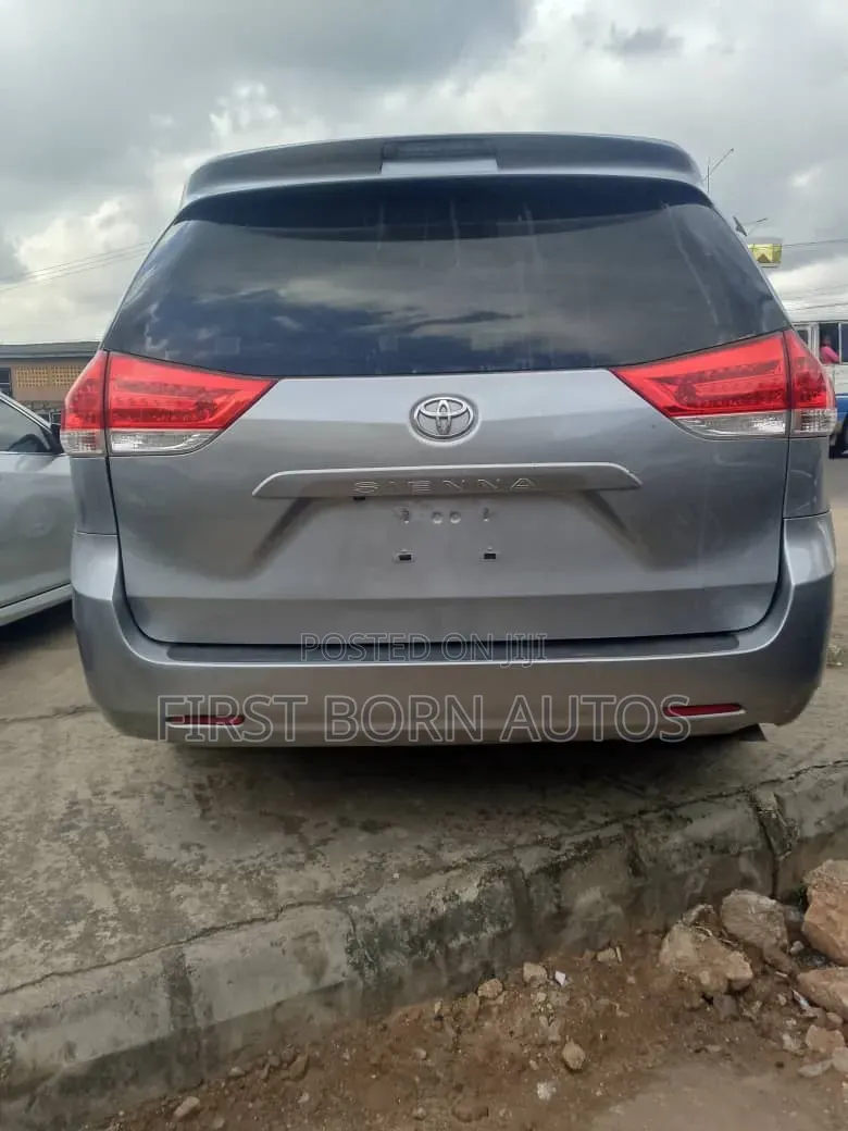Toyota Sienna 2013 Silver