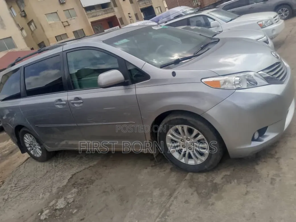 Toyota Sienna 2013 Silver