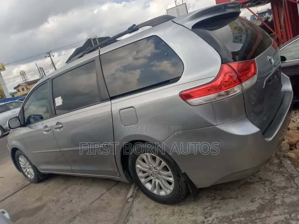 Toyota Sienna 2013 Silver
