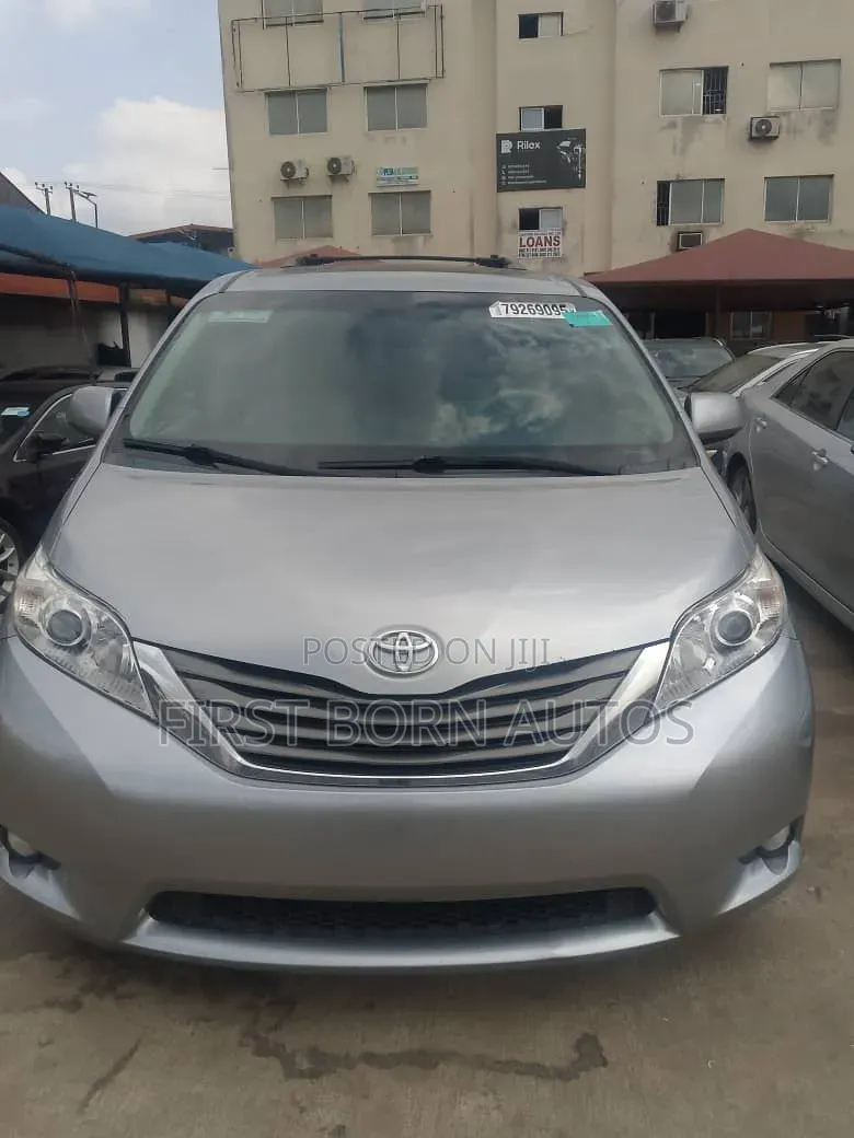 Toyota Sienna 2013 Silver