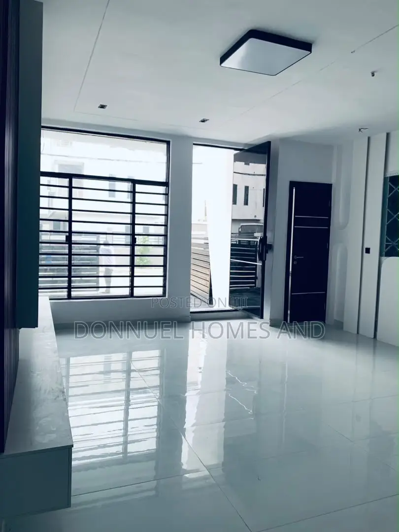 4bdrm Duplex in Ikota for sale