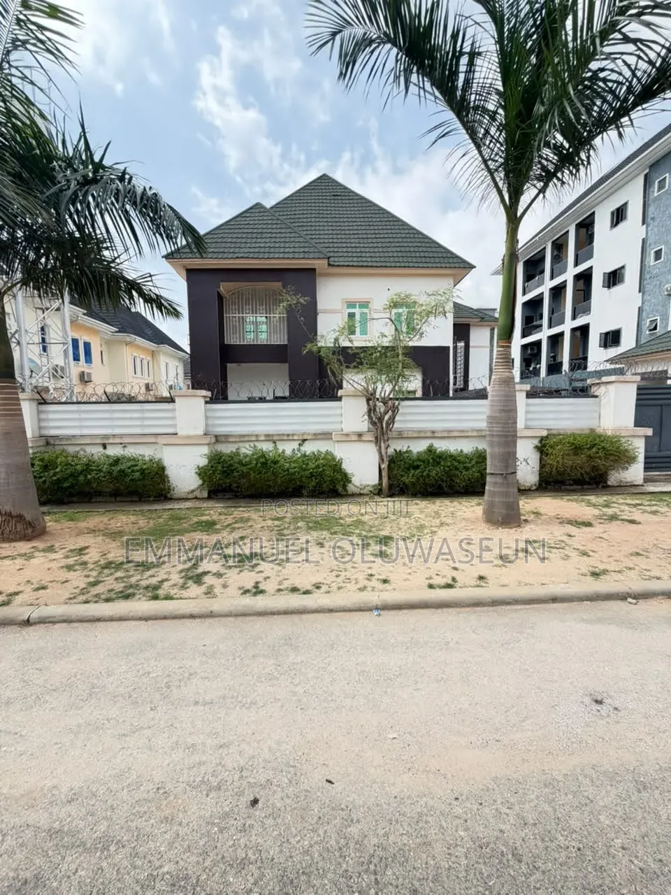 8bdrm Duplex in Jahi for sale