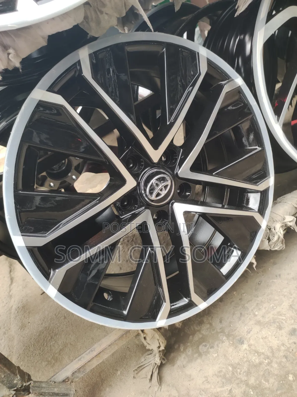 17 Inches Black and White Toyota Sienna