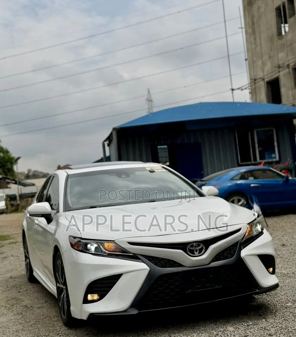 Toyota Camry SE FWD (2.5L 4cyl 8AM) 2018 White