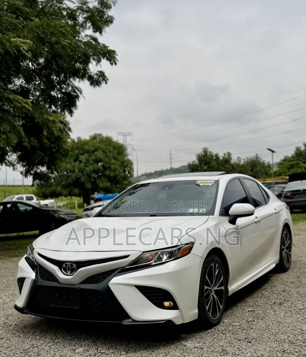 Toyota Camry SE FWD (2.5L 4cyl 8AM) 2018 White