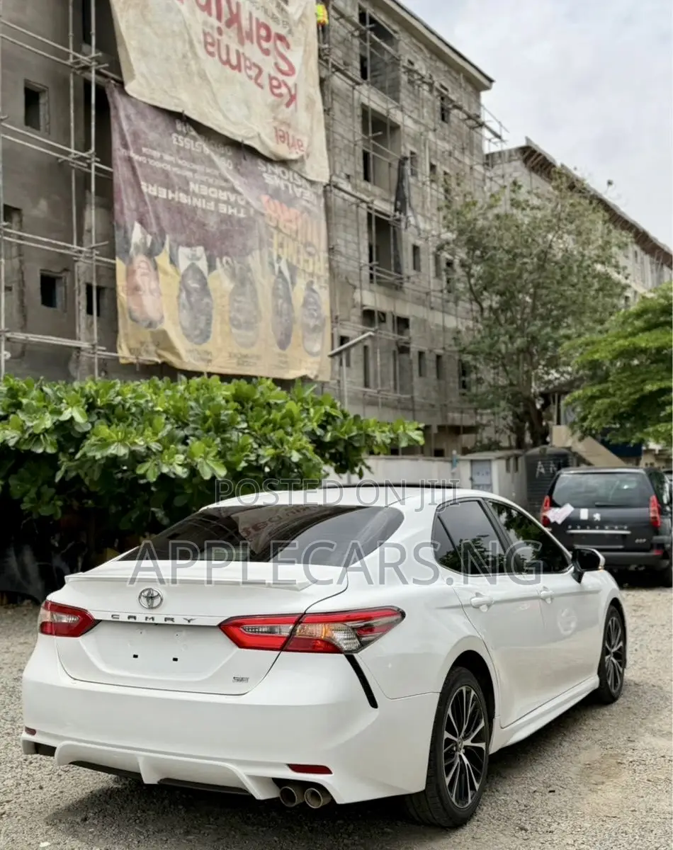 Toyota Camry SE FWD (2.5L 4cyl 8AM) 2018 White