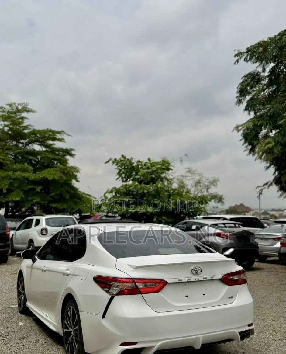 Toyota Camry SE FWD (2.5L 4cyl 8AM) 2018 White