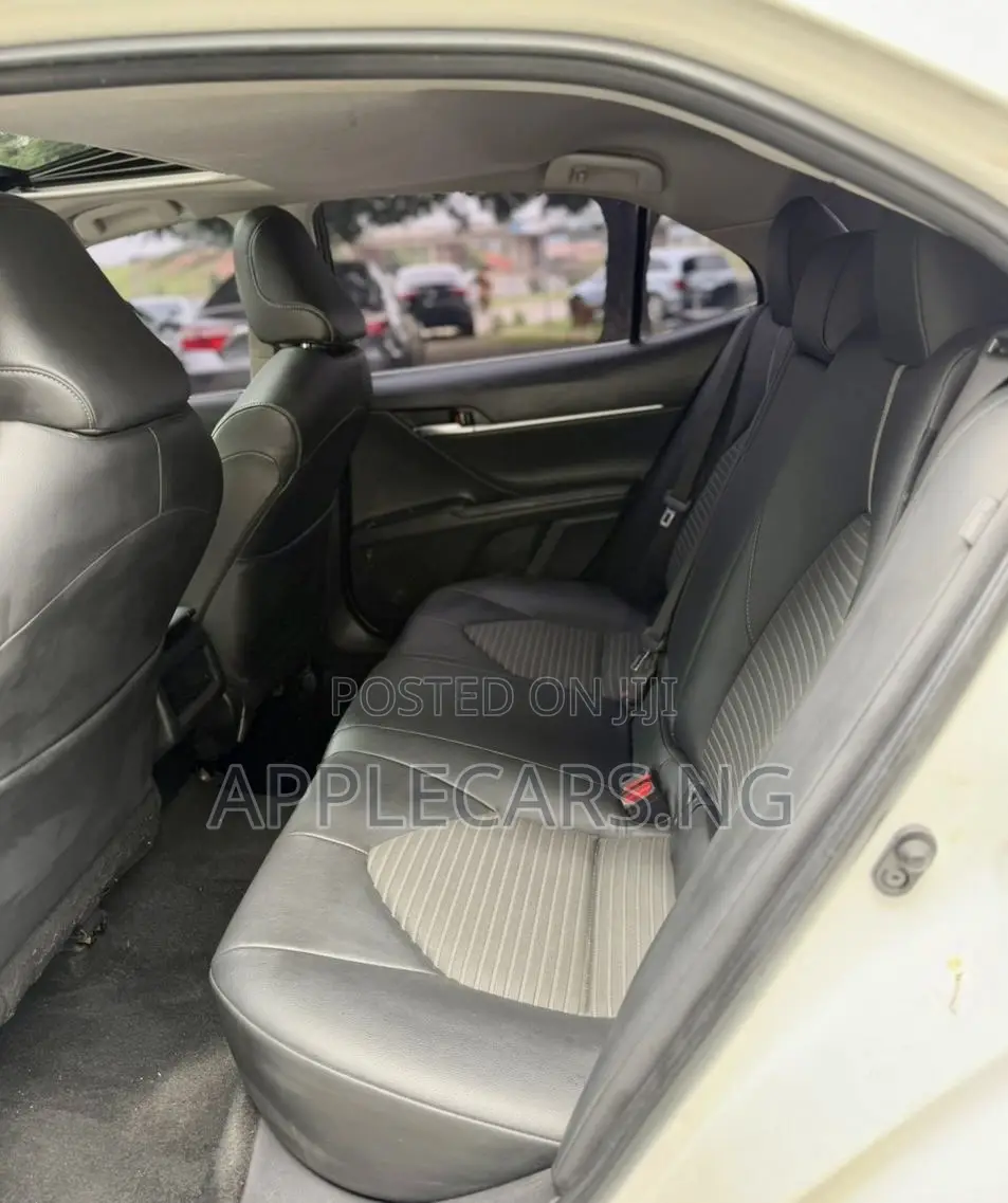 Toyota Camry SE FWD (2.5L 4cyl 8AM) 2018 White