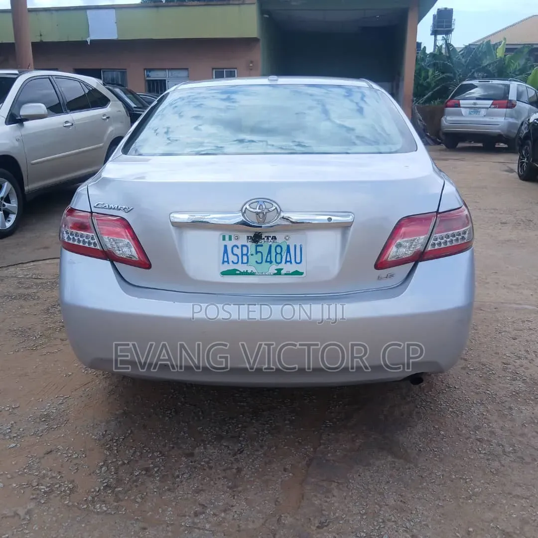 Toyota Camry LE 4dr Sedan (2.5L 4cyl 6A) 2011 Silver