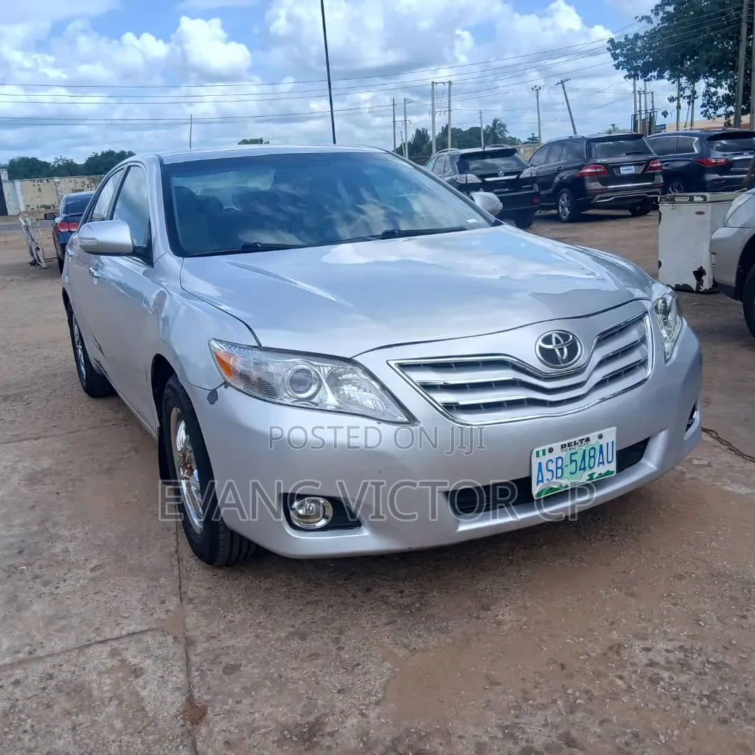 Toyota Camry LE 4dr Sedan (2.5L 4cyl 6A) 2011 Silver