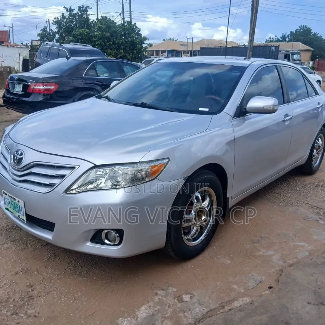 Toyota Camry LE 4dr Sedan (2.5L 4cyl 6A) 2011 Silver