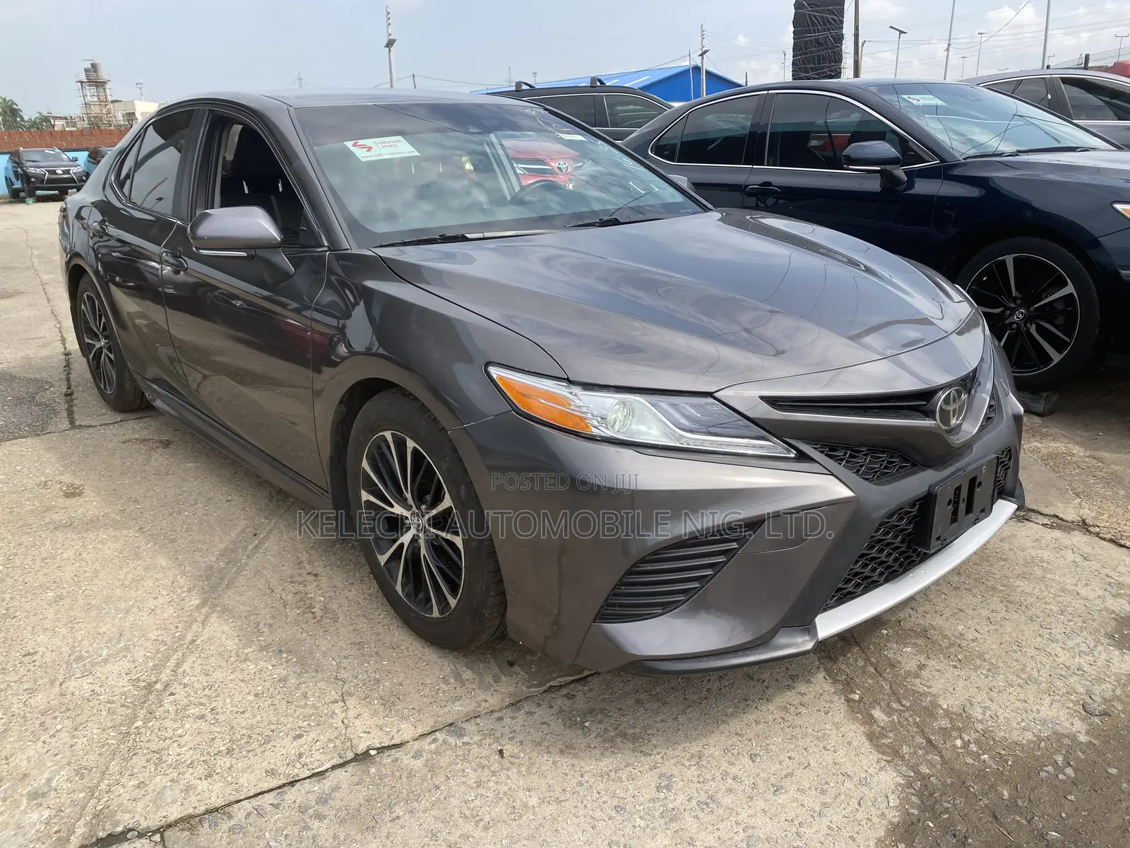 Toyota Camry SE FWD (2.5L 4cyl 8AM) 2018 Gray