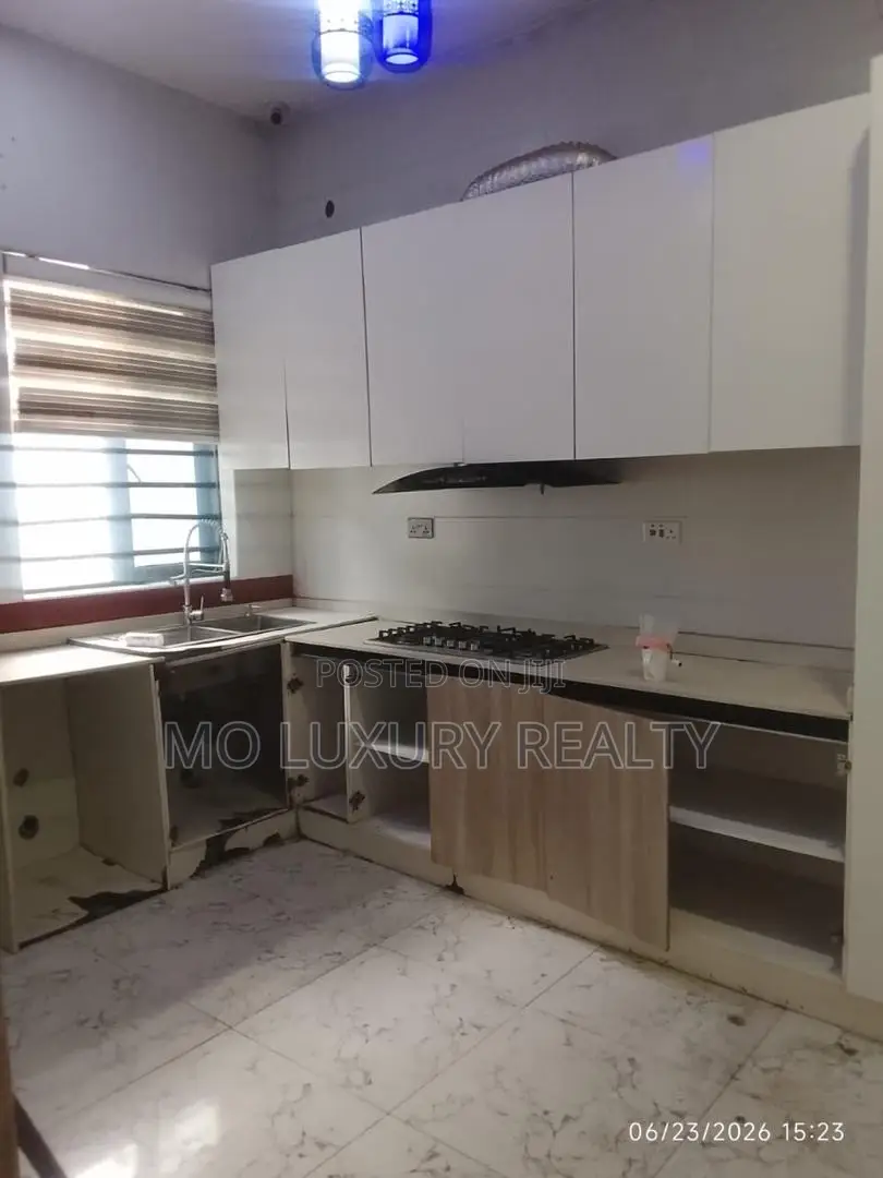 4bdrm Townhouse / Terrace in Chevron for rent