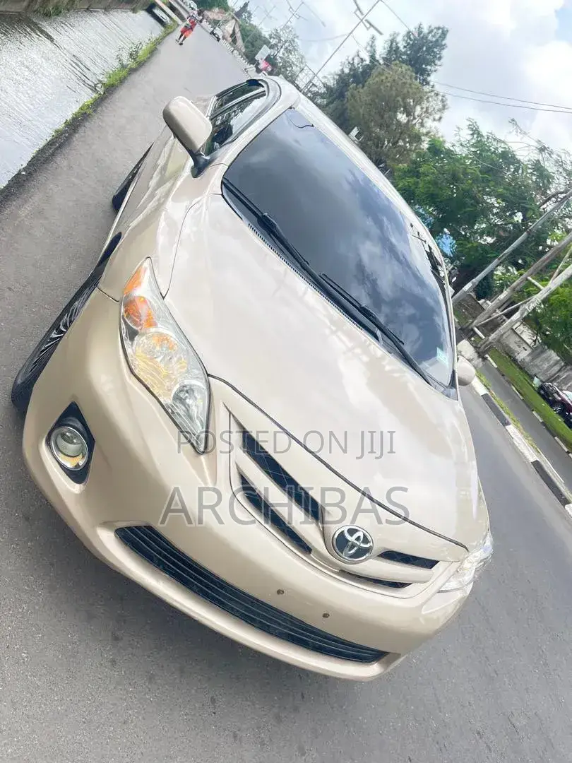Toyota Corolla 2012 Gold