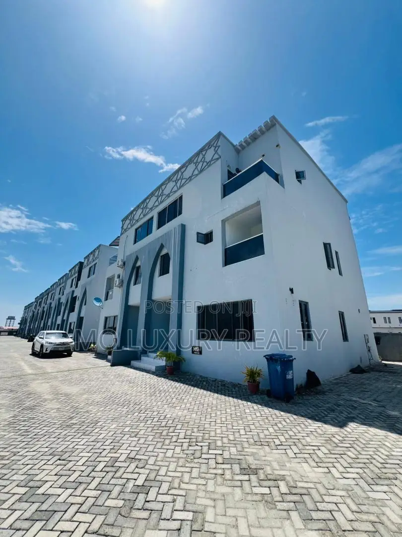 4bdrm Townhouse / Terrace in Chevron for rent
